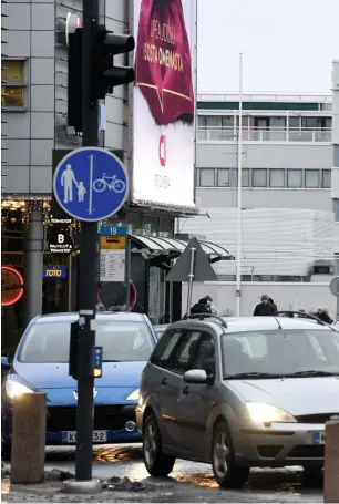  ?? FOTO: LEHTIKUVA/HEIKKI SAUKKOMAA ?? Biskopsbro­n i Mattby väntas bli en flaskhals när bussarna i matartrafi­ken ska köra till den nya busstermin­alen vid Mattby metrostati­on.