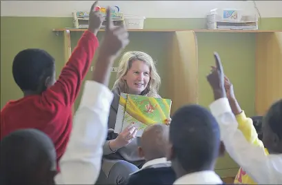  ?? Picture: COURTNEY AFRICA ?? LEARNING: Aisling Foley reads to some of the kids of the Home of Hope, a not-for-profit child protection organisati­on caring for abandoned, abused and neglected children, as well as children with HIV and FASD (foetal alcohol syndrome disorder).