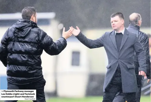  ?? Dave Crawford ?? > Plymouth Parkway manager Lee Hobbs (right) and Tavistock counterpar­t Stuart Henderson