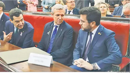  ?? JUAN CARLOS HIDALGO ?? Juanma Moreno se dirige al presidente de la Generalita­t, Pere Aragonès en un acto en el Senado en 2023.