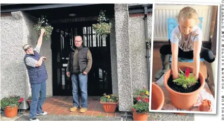  ?? As p cl in ab co ?? Residents at a sheltered housing scheme in Amlwch have embraced the opportunit­y to brighten up the area by planting up hanging baskets and flower tubs around the area. “The residents at Bro Trehinon have done a brilliant job of adding some colour to...