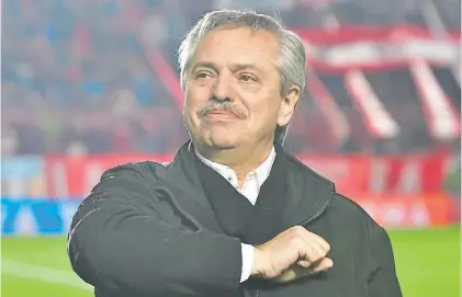  ??  ?? Un poco de fútbol. Alberto Fernández estuvo alentando a Argentinos Juniors, en un alto de la campaña.