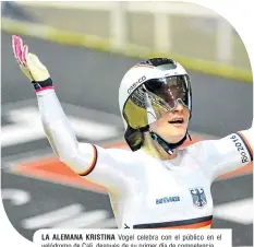  ??  ?? LA ALEMANA KRISTINA Vogel celebra con el público en el velódromo de Cali, después de su primer día de competenci­a.