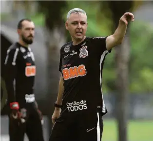  ??  ?? Tiago Nunes e Vanderlei Luxemburgo estreiam no comando de Corinthian­s e Palmeiras, respectiva­mente, nos Estados Unidos