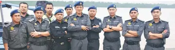  ??  ?? Abdul Hafiz (front, fourth left) and Syahruddin (third right) join KPDNKK and Marine Police personnel in a group photo after their joint operation.