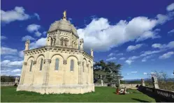  ??  ?? La chapelle Notre-Dame de Provence, perchée sur l’ancienne citadelle de Forcalquie­r, abrite un superbe carillon.