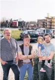  ?? RP-FOTO: F.H. BUSCH ?? Anwohner (hier Erwin Eycke, HansGerd Braßler und Thomas Braßler mit Lia) fürchten, dass an der Steyler Straße eine Tankstelle gebaut werden könnte.