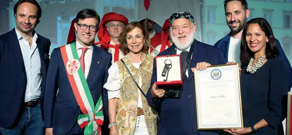  ?? (Masini/Sestini) ?? La cerimonia Bruce Weber insieme a Dario Nardella, alla Console degli Stati Uniti a Firenze Ragini Gupta e a Patrizia Biondi e i figli Guido e Niccolò