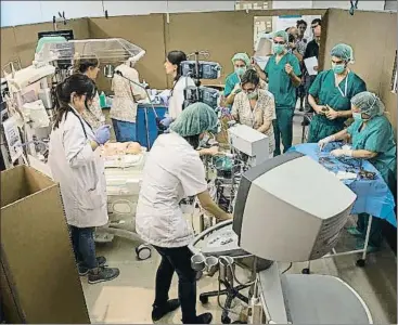  ?? ANA JIMÉNEZ ?? Diez médicos y enfermeras ensayan entre paredes de cartón el rescate de un bebé
