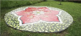  ?? Photos: Eugene Gunning ?? The new mosaic of the George lily created by volunteer Pieter Beukes.