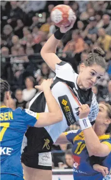  ?? FOTO: DPA ?? Durchsetzu­ngsstark: Emily Bölk im Duell gegen Schweden.