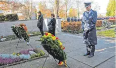  ??  ?? Oberstleut­nant Christian Mayer, die VdK-Vorsitzend­e Gisela Scharnagl und OB Gerold Rechle legten beim Kriegerden­kmal Kränze nieder.