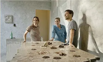  ?? ?? Mil, restaurant­e de Virgilio Martínez y Pía León, en Moray, cerca de Cuzco.
Malena Martínez, Pía León y Virgilio Martínez, en Casa Tupac, en una imagen del documental ‘Virgilio’.