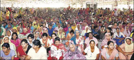  ?? HT FILE ?? A large number of women followers attending a religious congregati­on at the Dera Sacha Sauda in Sirsa .