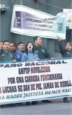  ??  ?? Funcionari­os de Gendarmerí­a se manifestar­on tras el quiebre de negociacio­nes con el gobierno.