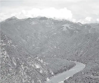  ??  ?? Hay debate respecto al alcance de la suspensión: sólo un ejido o toda la cuenca del río