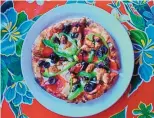  ?? RICHARD S. DARGAN/FOR THE JOURNAL ?? The Golden Crown combinatio­n, one of four specialty pizzas, can be ordered with peasant, green chile or blue corn crust.