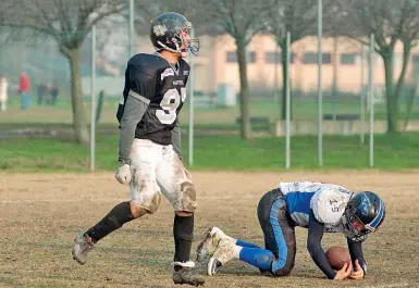  ??  ?? Don Stefano Pappalardo, viceparroc­o di Mulazzo (in piedi), durante una partita della sua squadra, i Panthers Parma