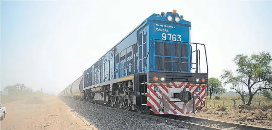  ??  ?? Pura potencia. Las locomotora­s chinas ya forman parte esencial del Belgrano, el ramal de cargas más importante del país.