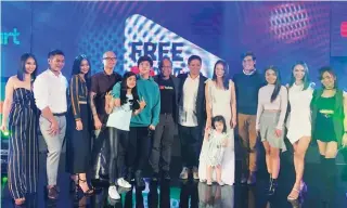  ??  ?? PLDT-Smart SVP Oscar Reyes and Google Philippine­s Country Manager Ken Lingan with YouTube celebritie­s Ranz and Niana, Andi Manzano and daughter Olivia and Erwan Heussaff (5th, 9th and 10th from left)