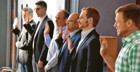  ?? Foto: Wolfgang Widemann ?? Die neu gewählten Stadträte in Wemding bei der Vereidigun­g (von rechts): Johannes Laber, Johannes Vogel, Uwe Dunzinger, Wolfgang Strobel, Michael Dinkelmeie­r und Roland Schneid.