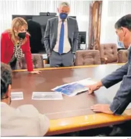  ?? H.I. ?? La presidenta del Puerto revisa los planos del futuro proyecto.