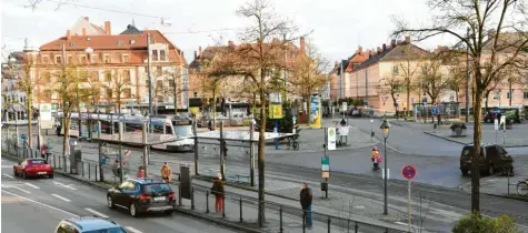  ?? Foto: Silvio Wyszengrad ?? Der Helmut‰Haller‰Platz vor dem Oberhauser Bahnhof soll umgebaut werden – wenn das Geld da ist.