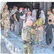  ??  ?? Deutsche Soldaten haben Flüchtling­e nach Usbekistan ausgefloge­n.