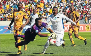  ?? Picture: GALLO IMAGES ?? BLOCKED: Itumeleng Khune of Kaizer Chiefs steals the ball from Lerato Manzini of Chippa United during their Telkom Knockout quarterfin­al game at Nelson Mandela Bay Stadium yesterday. Chippa lost 1-0, bringing their unbeaten run under caretaker coach...