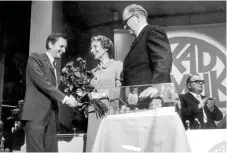  ?? Arkivbild: John Kjellström/tt ?? Olof Palme (till vänster) gratuleras av Aina Erlander och hennes make, tillika Sveriges avgående statsminis­ter Tage Erlander sedan Palme valts till Socialdemo­kraternas nye partiledar­e för 50 år sedan, 1969.