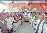  ?? HT PHOTO ?? Samajwadi Party workers offering floral tribute to Mulayam Singh Yadav on his birth anniversar­y in Agra on Tuesday.