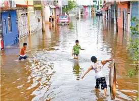  ?? MARCO POLO GUZMÁN/CUARTOSCUR­O ?? Algunos niños en Tabasco juegan en calles inundadas.