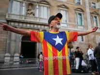  ??  ?? An independen­ce supporter outside the Palau Catalan Regional Government Building. Photo: Jeff J Mitchell/ Getty Images