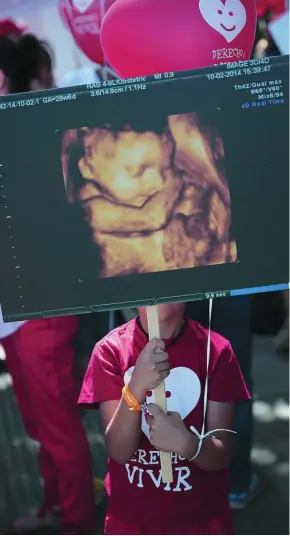  ?? EFE ?? Participan­tes en una marcha por la vida contra la reforma de la ley del aborto