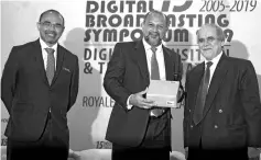  ??  ?? Gobind (centre�� receiving a souvenir from the head secretary of Asia Pacific Broadcasti­ng Union, Javad (right�� at the opening of Digital Broadcasti­ng Symposium 2019.