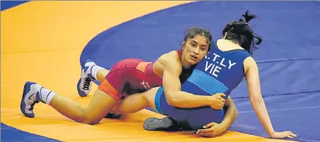  ?? VIPIN KUMAR/HT PHOTO ?? Indian wrestler Vinesh Phogat (in red) recently won a gold medal at the Asian Championsh­ips.