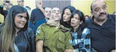  ?? FOTO: DPA ?? Der angeklagte israelisch­e Soldat Elor Asaria wartet mit seinen Eltern in einem Militärger­icht in Tel Aviv auf das Urteil.