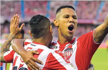  ?? HANSEL VáSQUEZ ?? El barranquil­lero James Sánchez celebra con Jarlan Barrera su gol ante Águilas Rionegro (minuto 18).