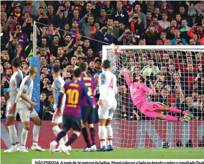  ??  ?? NÃO PERDOA. A mais de 30 metros da baliza, Messi colocou a bola no ângulo e selou o resultado final