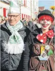  ?? FOTO: FRANZ MAYER ?? Die Garde der Faschingsf­reunde Kösingen, liefen ebenso beim Umzug mit, wie auch Josef Dambacher, Allrounder des KVL mit dem Maskottche­n des Vereins, dem Bettelsack, verkörpert von Monika Bäurle.