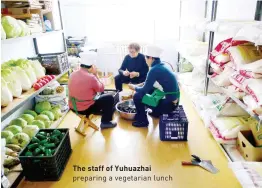  ??  ?? The staff of Yuhuazhai preparing a vegetarian lunch