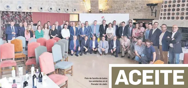  ?? ?? Foto de familia de todos los asistentes en el Parador de Jaén.