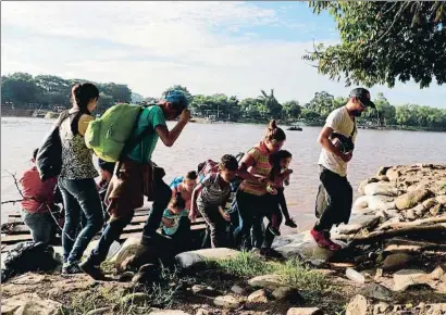  ?? QUETZALLI BLANCO / AFP ?? Emigrants guatemalen­cs travessen el riu Suchiate, a la frontera amb Mèxic