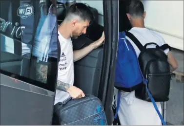  ??  ?? PIE DE FOTO. Messi y sus compañeros, a su llegada al hotel de concentrac­ión en Barcelona.