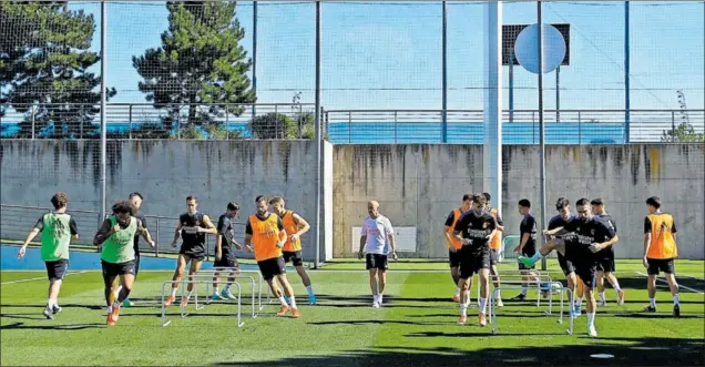  ?? ?? Entrenamie­nto del Real Madrid esta temporada en Valdebebas con Antonio Pintus en el centro, dirigiendo y dividiendo la sesión en dos grupos.