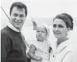  ?? Foto: UPI, dpa ?? 1965: Mit Ehemann Tony Curtis und Tochter Alexandra.