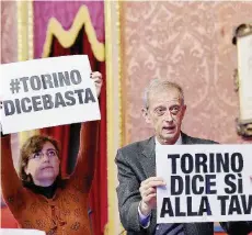  ?? Ansa ?? #Torinodice­basta La protesta dei consiglier­i Pd, tra cui Fassino