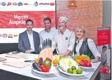  ?? ?? Mario Goia, Carlos Ortellado, el chef Peta Rüger y Patricia Chapp en el lanzamient­o de “Cuchillos para convertirt­e en Chef”.