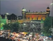  ?? AFP ?? People throng a market near Charminar ahead of Eid-ul-Fitr.