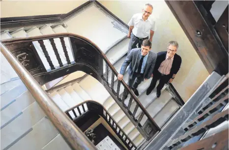  ?? FOTO: EVA-MARIE MIHAI ?? Verwaltung­sleiter Detlev Jakubec, Amtsgerich­tsdirektor Martin Reuff und Notar Markus Katzenmaie­r (von links) auf der mit Karton verkleidet­en Treppe im Amtsgerich­t Aalen. Dort ist immer noch Baustelle.